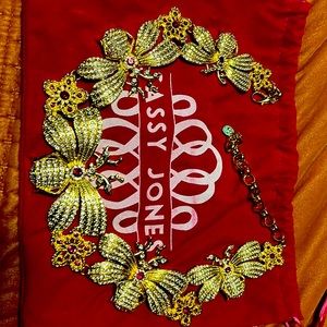Sassy Jones Neclace bib